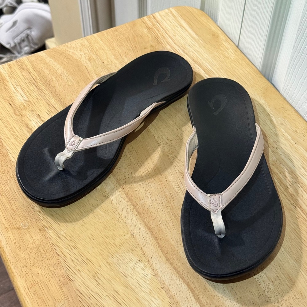 OluKai Ho'Opio Thongs Flip-Flops Sandals Rose Gold w/Black Soles Women's Size 9